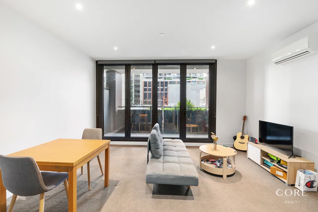 Melbourne 1房 都市雅致生活 一卧室公寓 开放式设计 宽敞阳台 城市氛围 厨师天堂 时尚厨房 博世电器 理想工作空间 现代便利设施 安全对讲机 优秀建筑设施 花园露台 健身房 室内慢跑道 按摩池 剧院 烧烤设施 完整厨师厨房 燃气壁炉 优越地理位置 步行至市场&CBD 墨尔本大学近在咫尺 Style and Convenience in the Heart of Melbourne