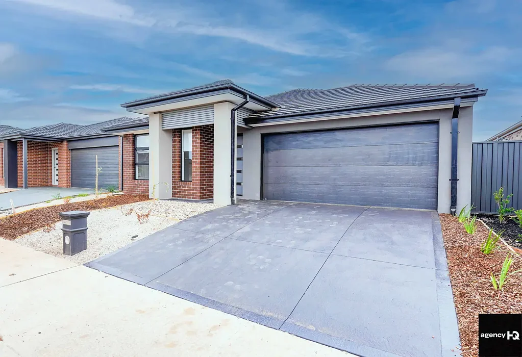 Brand New Stylish Family Home in Melton South