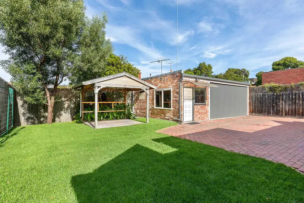 Flexible family-sized living in a quiet street.