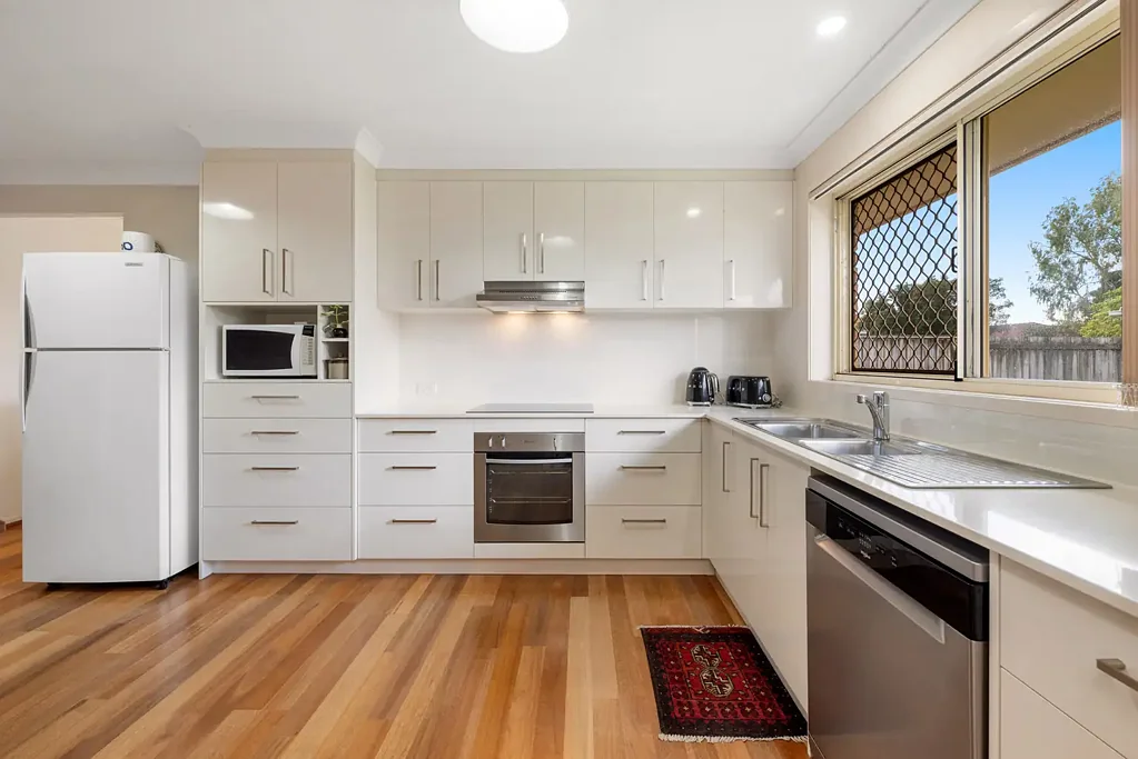 Carina 3Zimmer Immaculately Presented Lowset Brick Home with 18.8m frontage