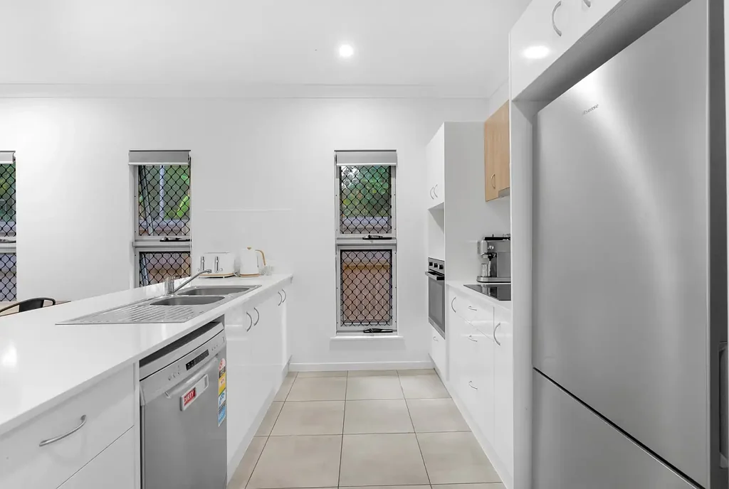 White Rock 3房  Three Bedroom Villa w/ Low Body Corp