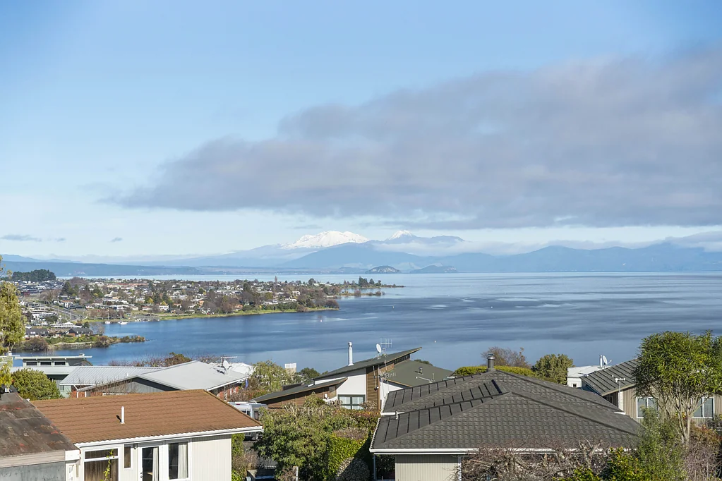 Hilltop 4 Bedroom Quirky Charmer With Lake And Mountain Views