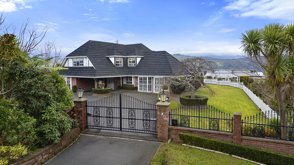 Kelson 5 Slaapkamer Luxury Estate with Approved Subdivision