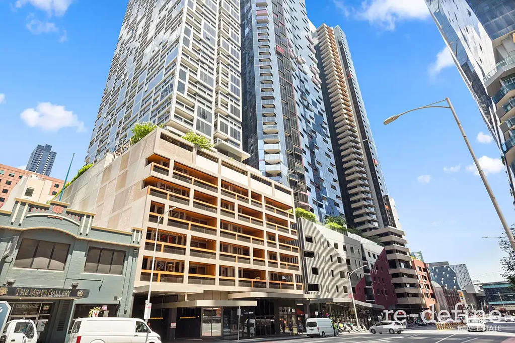 Melbourne 2房 Midtown顶层公寓 租约至2026年 月租2万9 阳台采光佳 顶级设施齐全 步行交通便捷 Invest, Occupy or Secure a Rare Dual Opportunity