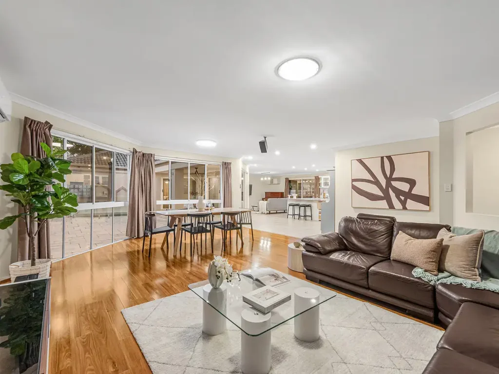 Mount Ommaney 4Habitaciones Spacious, Private, and Low-Maintenance Living in a Prime Location