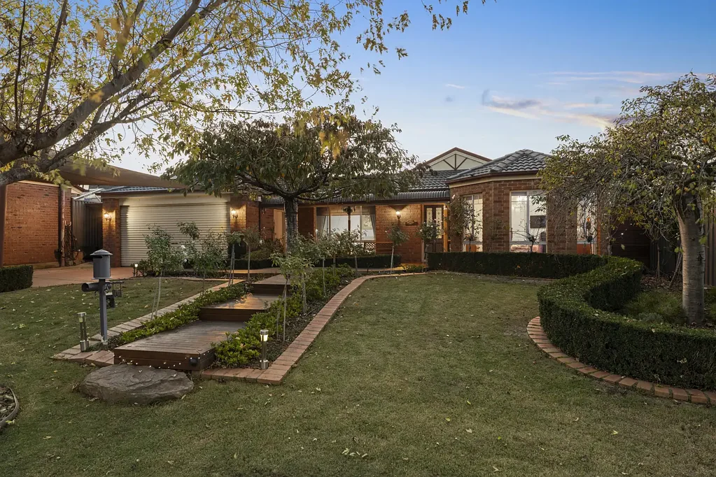 Narre Warren South 4房 Hillsmeade Estate宁静小院 四卧双卫双车位 宽敞主卧套间 灵活生活空间 舒适气候控制 宽敞户外娱乐 便利学区配套 A Complete Family Package in a Peaceful and Highly Convenient Court Setting