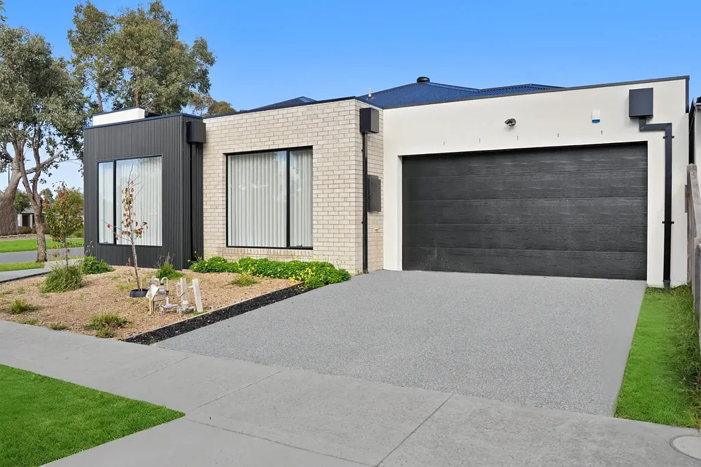 Mickleham 4部屋 BRAND NEW | 638 m2 (37sq built approx. ) |  4 MASTERS | 4 BATH | 2 LIVINGS | 2 KITCHEN | MASSIVE DOUBLE SIDED BACKYARD