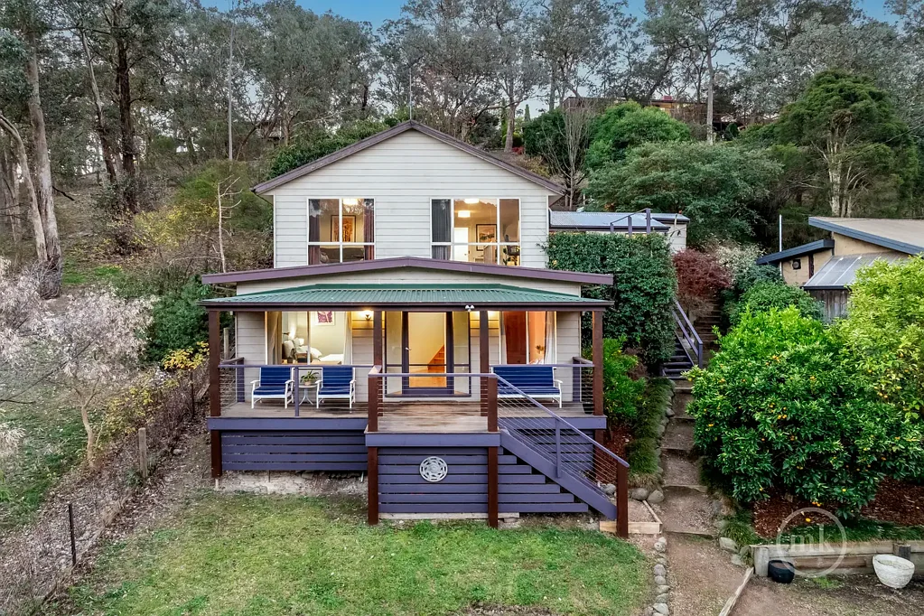 Hurstbridge 3房 绝佳位置 步行至车站 宁静自然风光 680平米土地 宽敞娱乐阳台 主卧套间 木火炉 室内外休闲空间 大棚屋 太阳能电池板 实现梦想家园 Tree Views, Tranquillity And Total Convenience