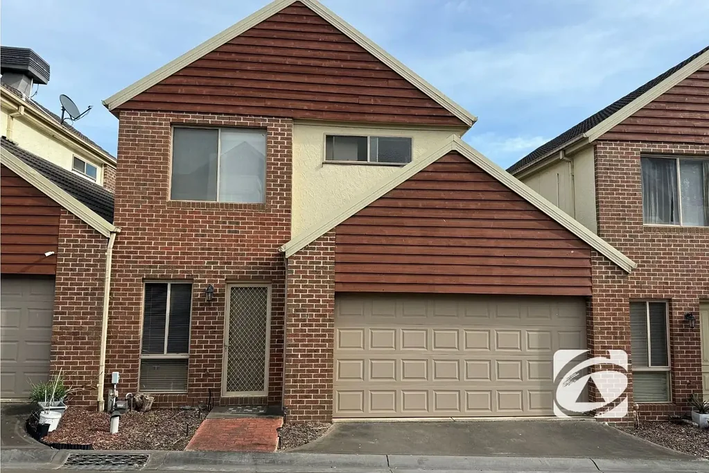 FRESHLY PAINTED THROUGHOUT UNIT IN GREAT LOCATION!