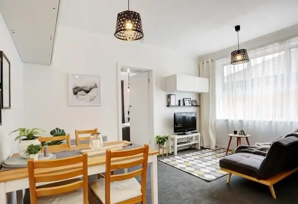 FULLY FURNISHED APARTMENT WITH WALKING DESTANCE TO BOTANICAL GARDEN!!!