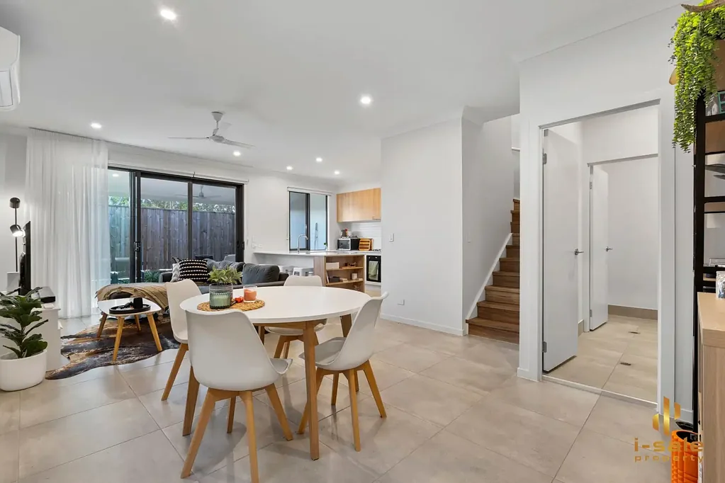 Oxley 4 Slaapkamer Modern, Like-New 4 Bedroom Townhome