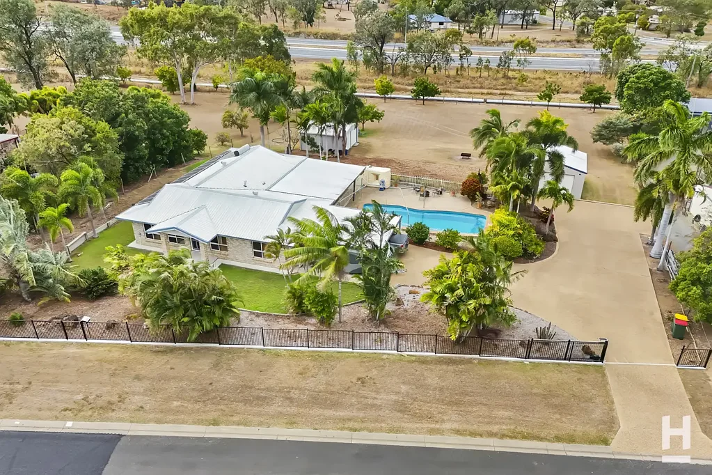 Glenlee 3Kwarto Spacious Family Living on a Fully Usable Near Acre in Sought-After Glenlee