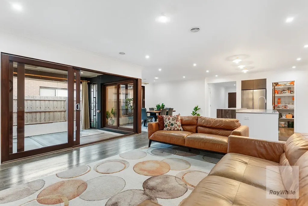 Aintree 5Zimmer Luxurious 31.4sq Henley built Home in the Heart Aintree!!
