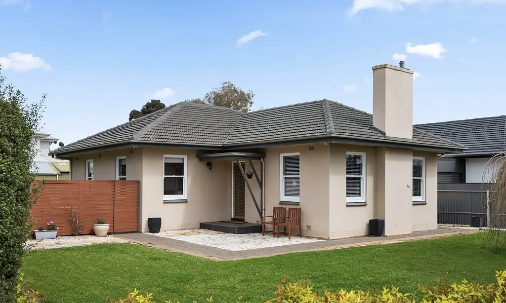 North Brighton 3બેડરૂમ Much-Loved Family Home on a Generous Corner Allotment