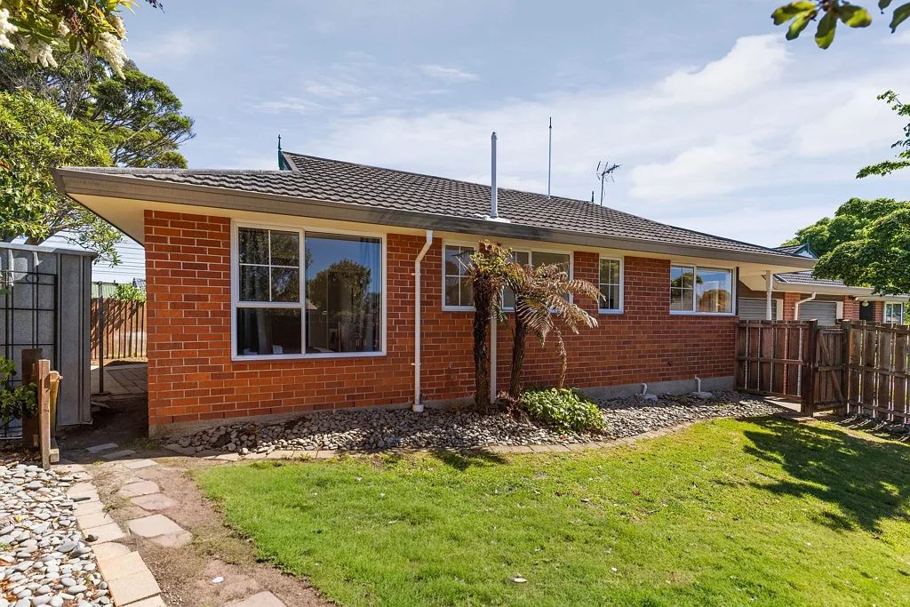 Avonhead 2房  A Refreshed Red Brick Beauty