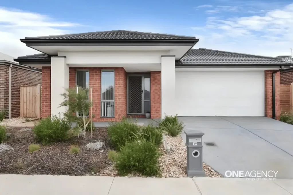 Sleek, Spacious & Perfectly Positioned – Welcome Home to Point Cook!