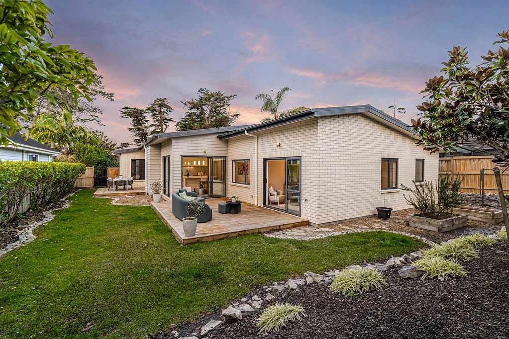 Millwater 4 Bedroom Sunny Family Home Opposite the Reserve