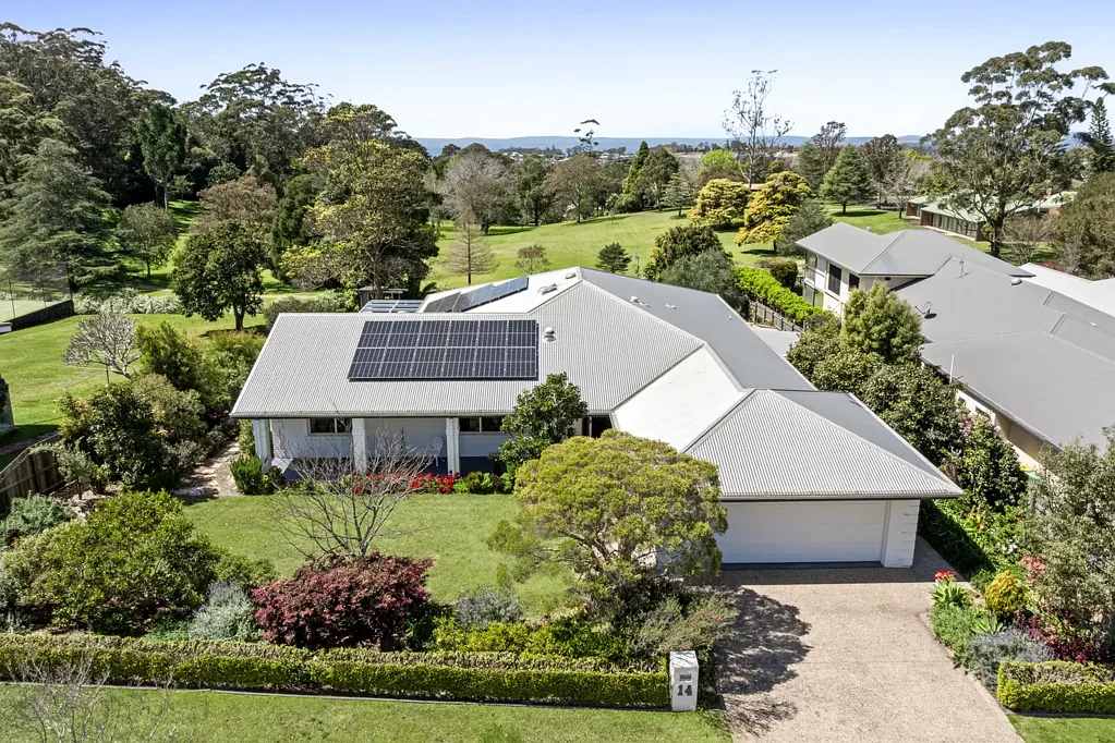 Mount Lofty 4 Slaapkamer Rare 1849m2 premium double allotment backing on Boyce Gardens with Stunning Residence