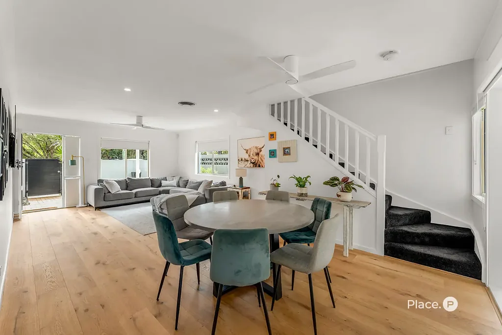 Bulimba 3房 现代装修精装 优质家电配置 高度私密性 采光充足 便捷市中心位置 私人围栏入口 多处户外休闲空间 舒适生活体验 The Ultimate Bulimba Sanctuary: Entertaining Elegance