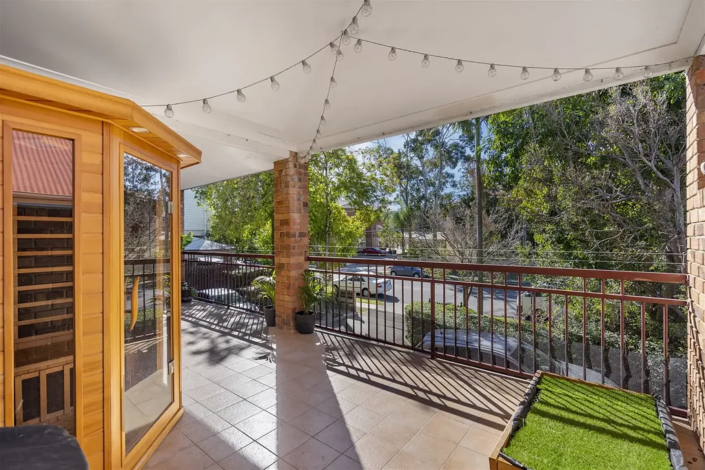 Ultra Convenient living with a large entertainer's balcony