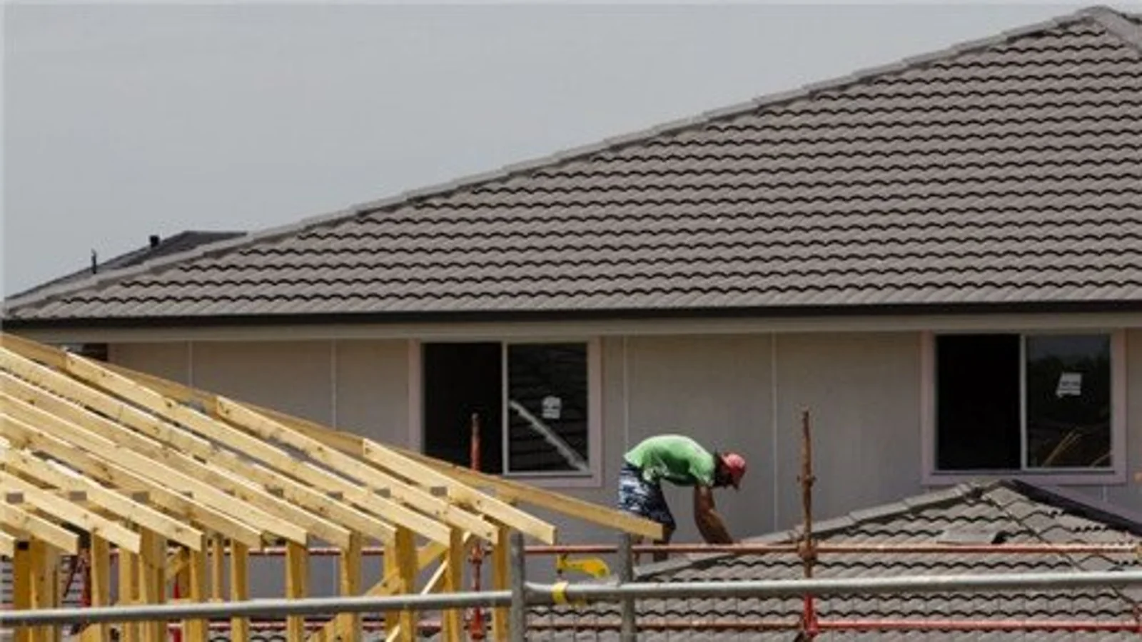 墨尔本建筑工人冠状病毒检测呈阳性，引发停工压力