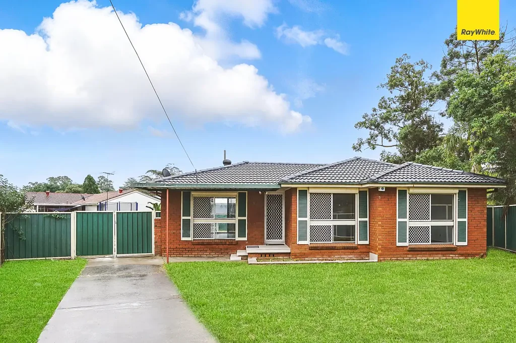 FAMILY HOME IN PRIME LOCATION! ** 5 min walk to/from St Marys South P.S **