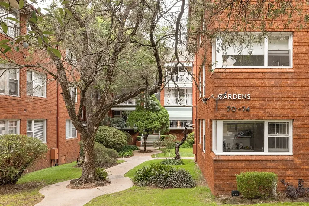 Strathfield 3બેડરૂમ Elegant double brick family apartment enjoys a garden setting 450m from Strathfield Station