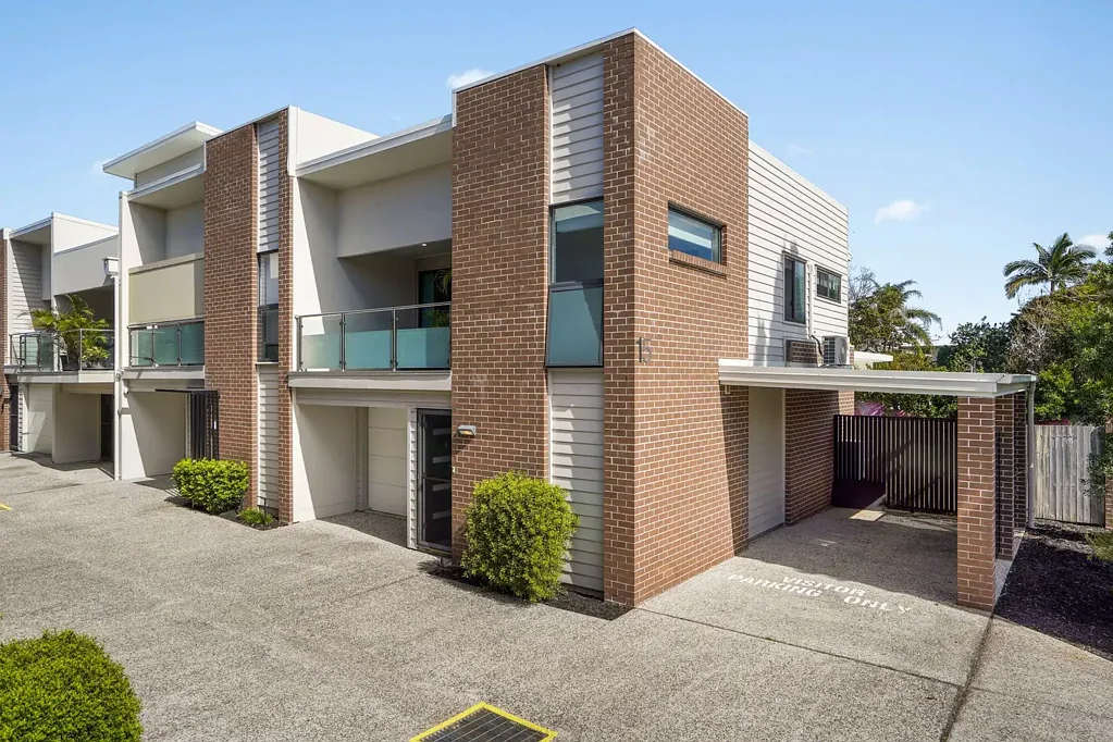Woody Point 3房 娱乐空间宽敞，距海湾仅数步之遥 Space to Entertain, Steps from the Bay