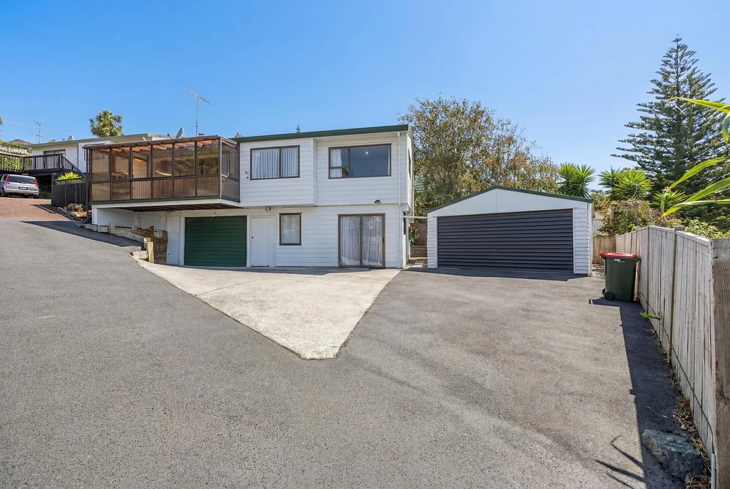 Pakuranga 4 Bedroom FINALLY - SOMEWHERE TO PUT EVERYTHING!
