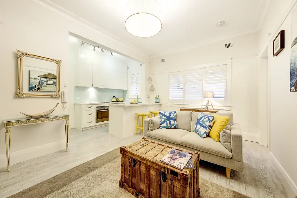 LARGE FURNISHED APARTMENT ON BRONTE BEACH