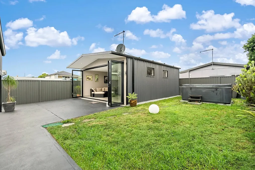 HUGE FAMILY HOME AND WALK TO THE BEACH