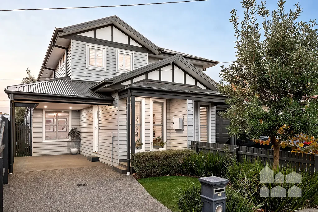Yarraville 3房 宽敞三卧两卫 联排别墅 优雅色调 浅木材质 宽敞明亮 开放式生活空间 遮盖露台 低维护花园 燃气壁炉 大型厨房石材台面 主卧步入式更衣室 全瓷砖套间 雨淋式淋浴 主浴地板到天花板瓷砖 Yarraville抢手地段 步行至商店咖啡馆 步行至Cruickshank Park 学区优越 Modern style, timeless appeal