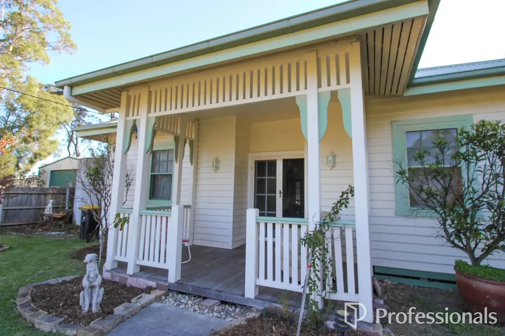 Woodside 2 Slaapkamer THE "OLD WOODSIDE SCHOOLMASTERS HOUSE"

CHARACTER-FILLED 2 BED. HOME WITH ENORMOUS SHEDDING

CANINE PARADISE. 

NOW $555,000