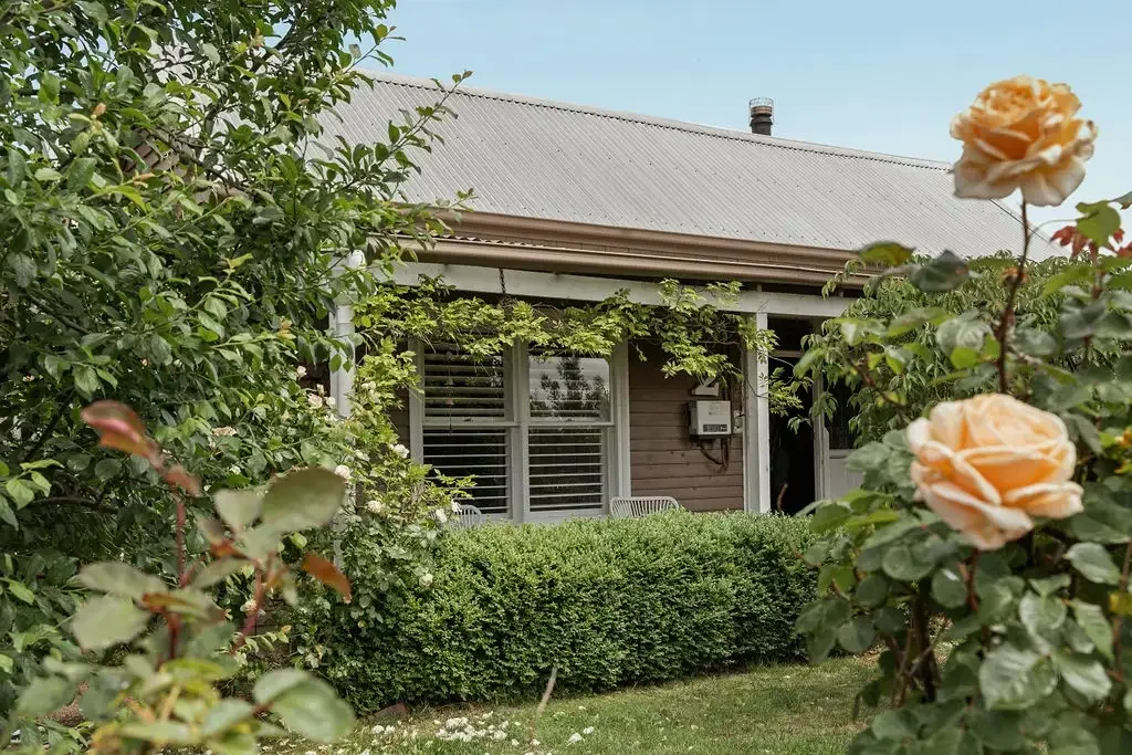 Clunes 3房  Timeless Victorian Elegance in a Storybook Garden Setting