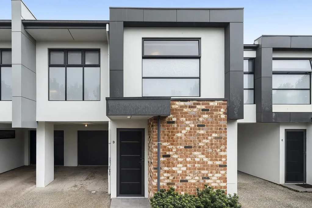 North Plympton 3침실 Contemporary Townhome Living in a Prime, Convenient Location