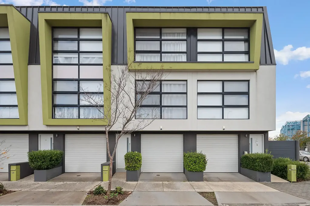 St Clair 2Moenga Contemporary Three-Level Townhouse in the Heart of St Clair!