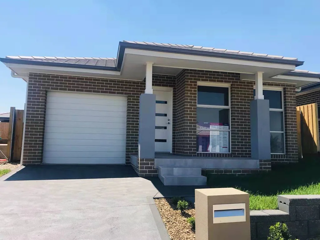 4-Bedroom House  in Austral For Rent!