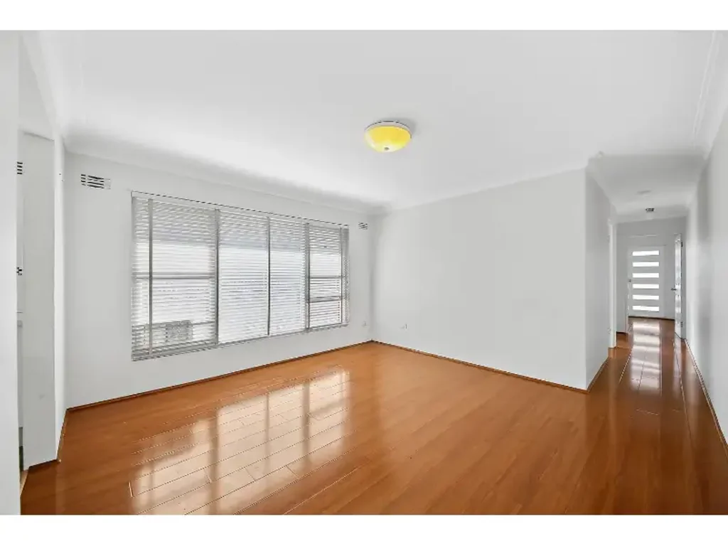 Top Floor Two Bedroom Apartment with under cover Parking