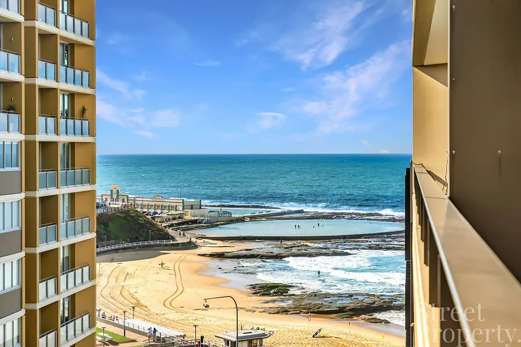 Newcastle 1房  Sun, sand, surf, salt air and seagulls