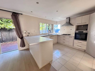 5 bedrooms family home in Flat Bush