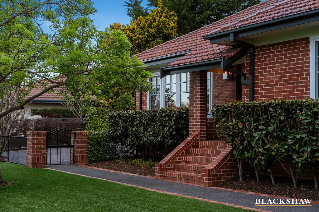 Griffith 4ห้องนอน Exquisite interiors and enviable outdoor lifestyle in luxe Griffith parcel