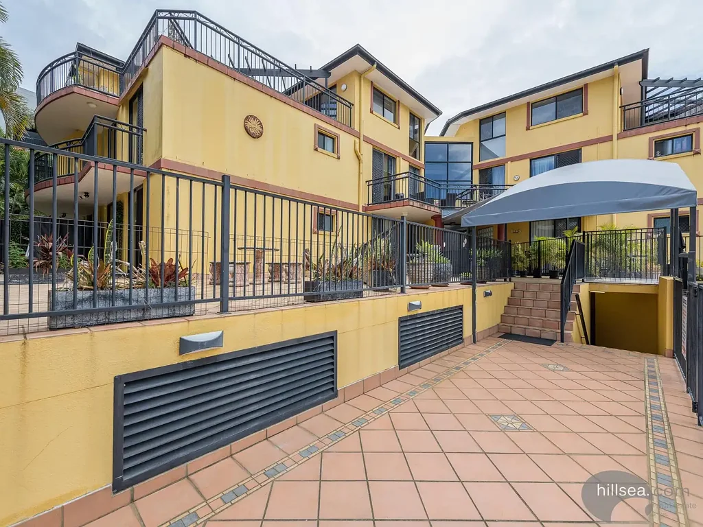 16/10 - 12 Bath Street, Labrador, QLD 4215