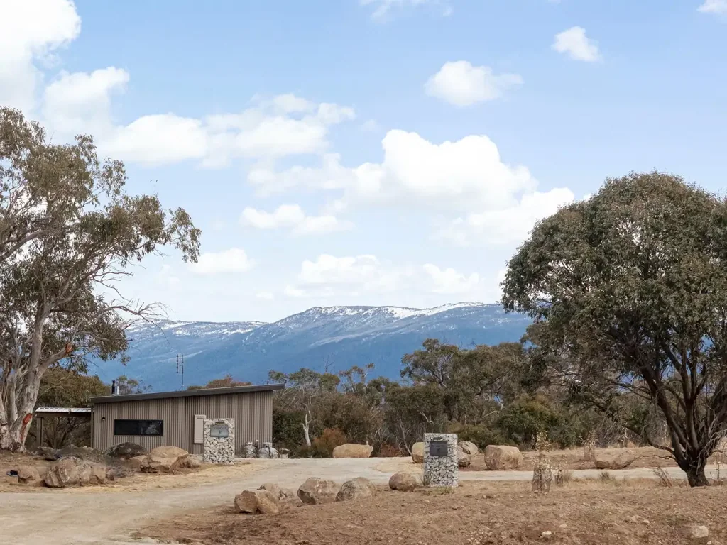 East Jindabyne 9chambre Off-Grid Residence Featuring Three Eco-Friendly Cabins With Stunning Panoramic Views Of The Mountains!