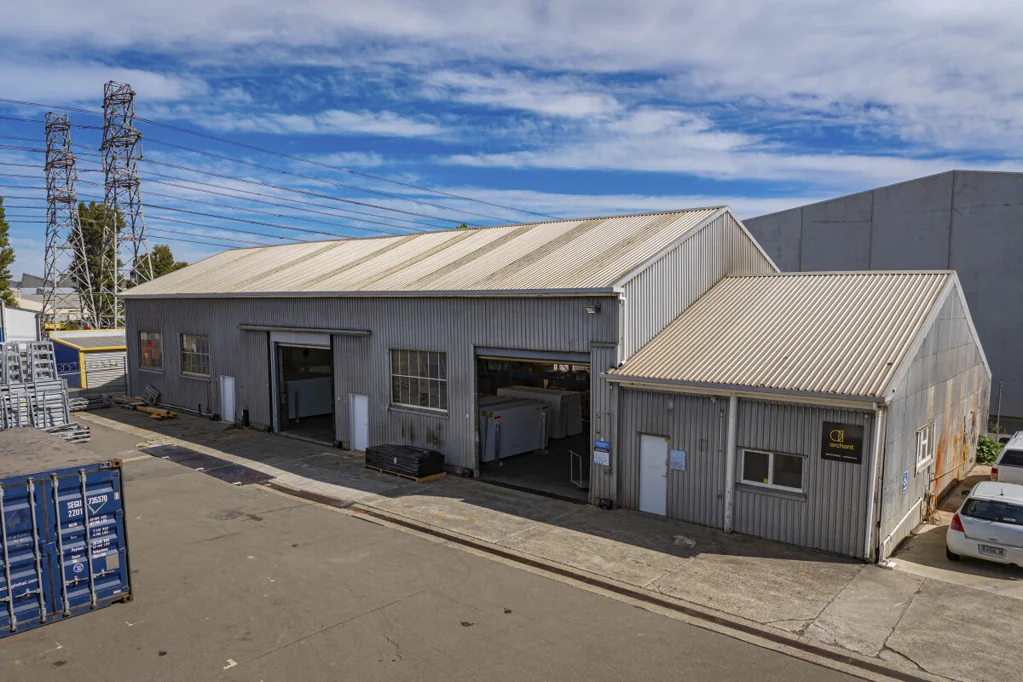 Middleton Functional Middelton Warehouse + Gantry Crane