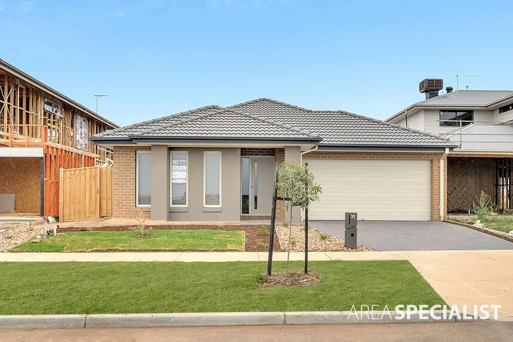 Contemporary Family Living in a Prime Clyde Location