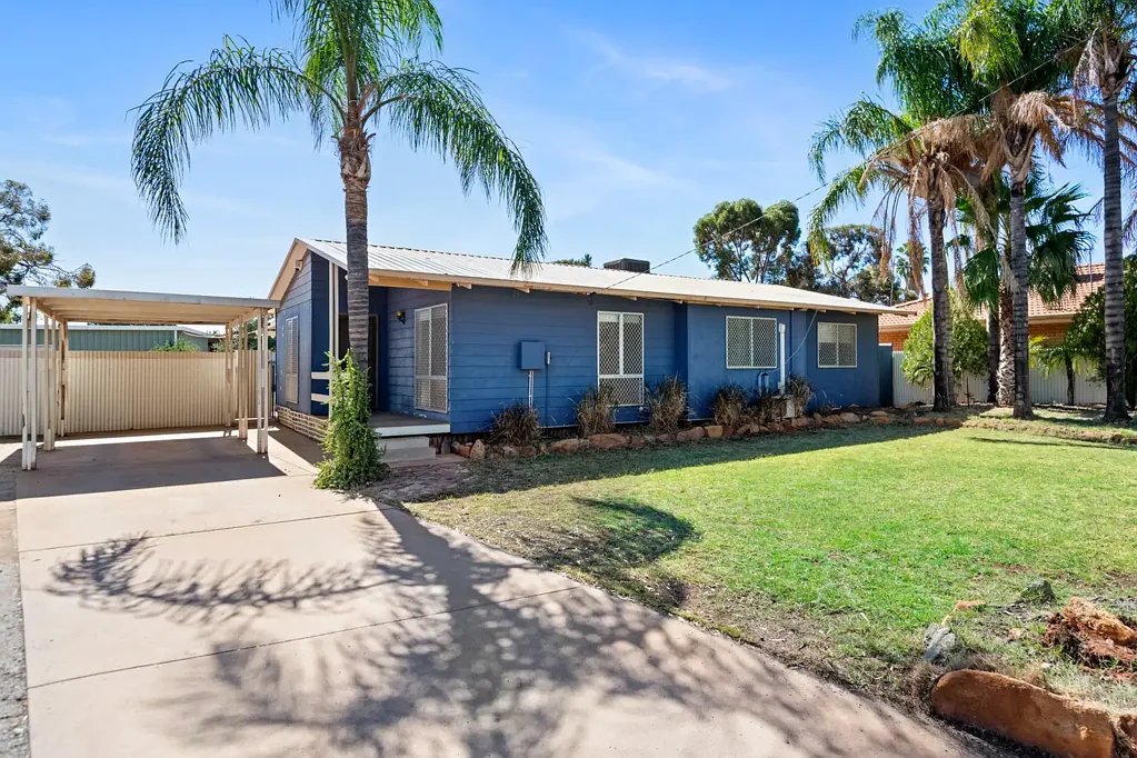 NEAT & TIDY 3x1 HOME WITH LARGE SHED
