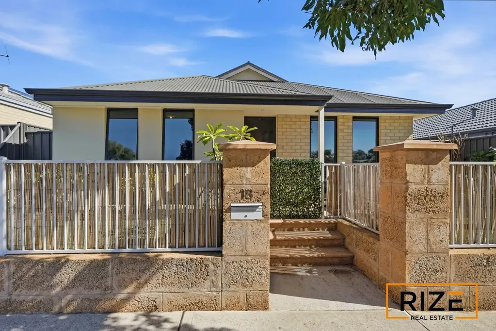 Banksia Grove 3 Slaapkamer UNDER OFFER - Wake Up to Parkland Views!