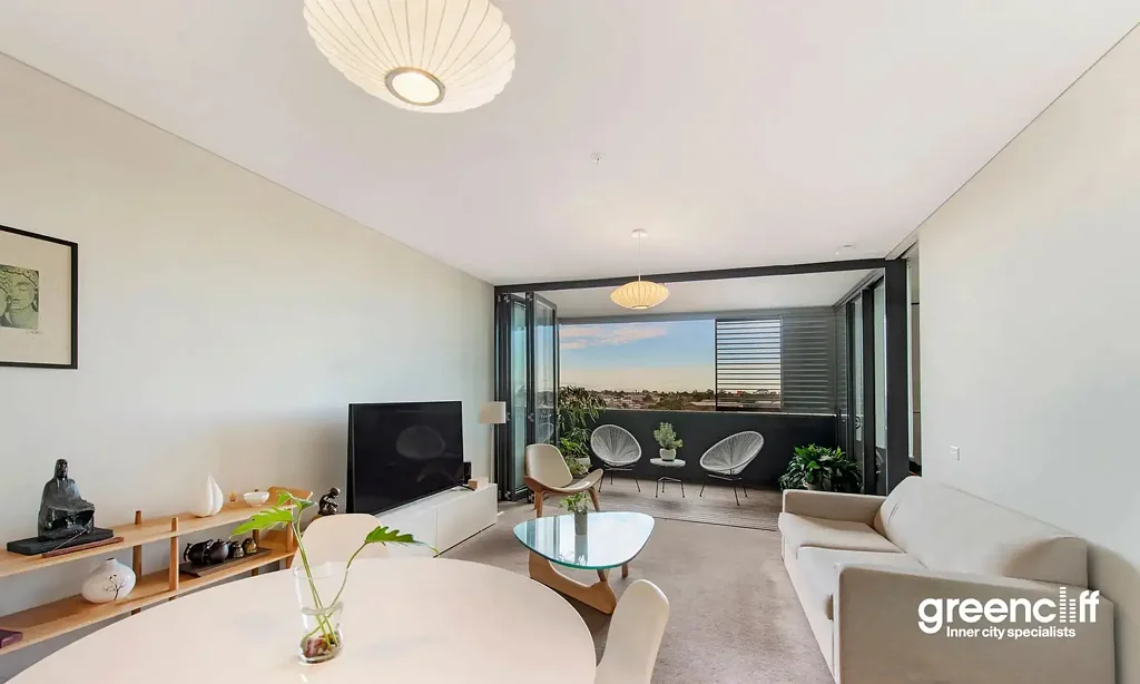 SPACIOUS ONE BEDROOM WITH EXTRA STUDY NOOK & PARKING