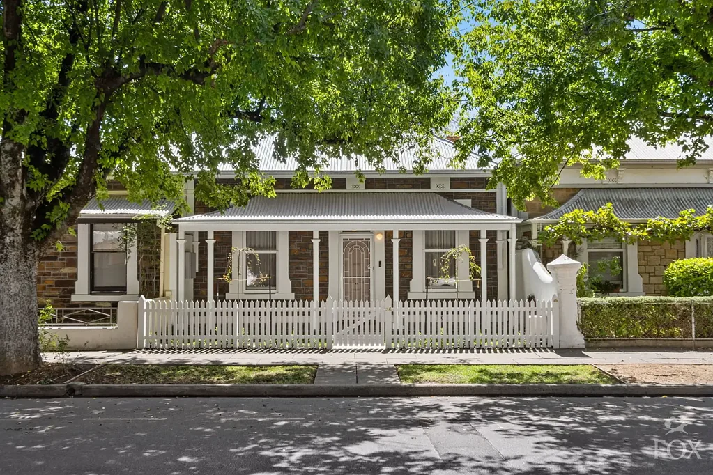North Adelaide 3غرفة نوم Stunning transformation creating a magnificent contemporary masterpiece of design and imaginative flair.
