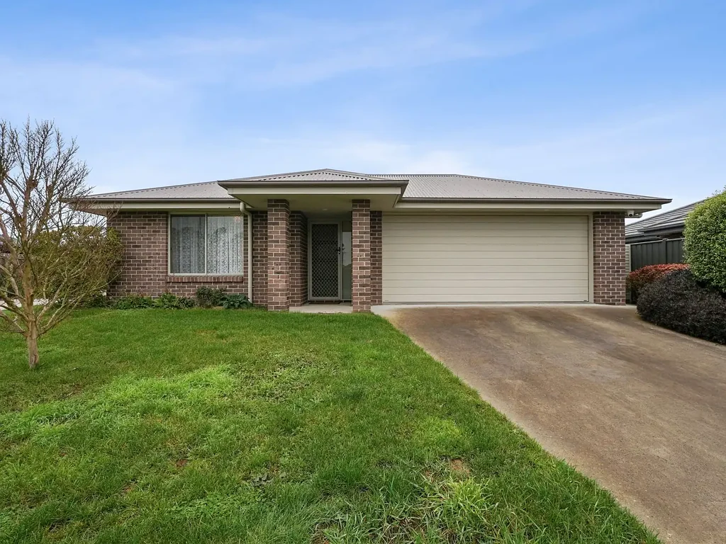 Perth 3房  Spacious Family Living with Dual Garages & Exceptional Convenience